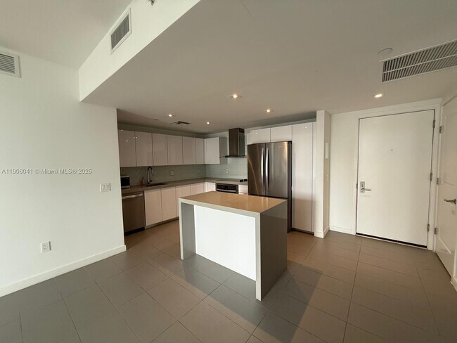 Primary Photo - 1600 NE 1st Ave