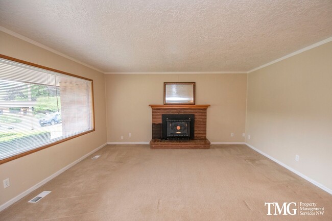 Building Photo - Beautiful Three Bedroom in Great Camas Nei...