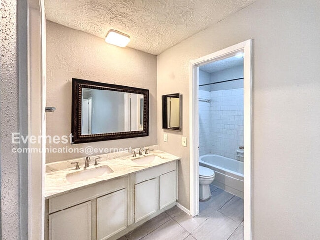 Building Photo - 203 Woodvale Dr