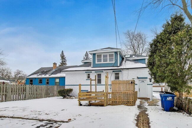 Building Photo - 1638 Oakwood Ave