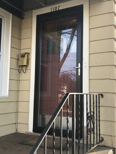 Private Entry - 1105 Emerald St