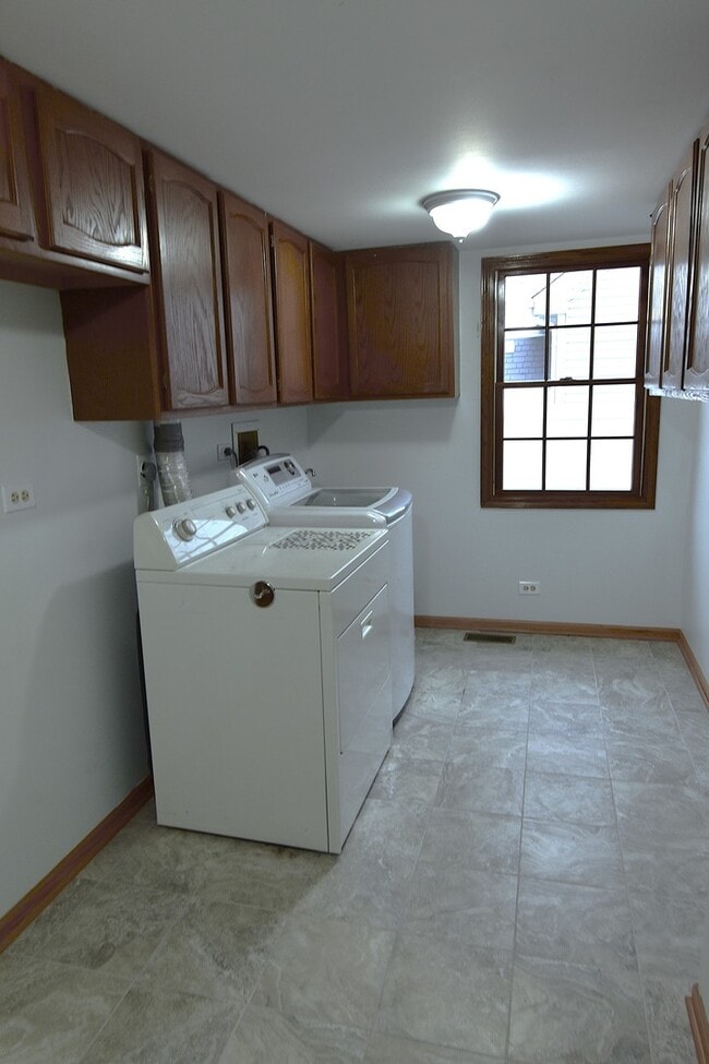 Building Photo - 422 New York Ln