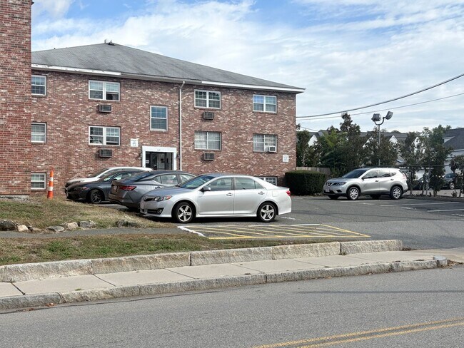 Building Photo - Bright 2-Bedroom Condo in Presidential Park, Lowell, MA