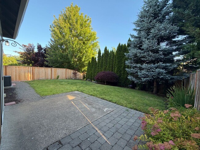 Building Photo - 413 Roger Smith Dr