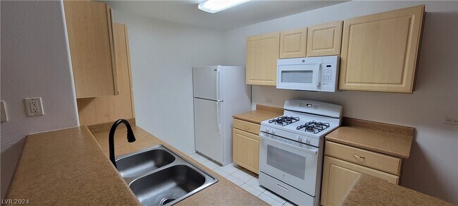 Building Photo - 8250 N Grand Canyon Dr