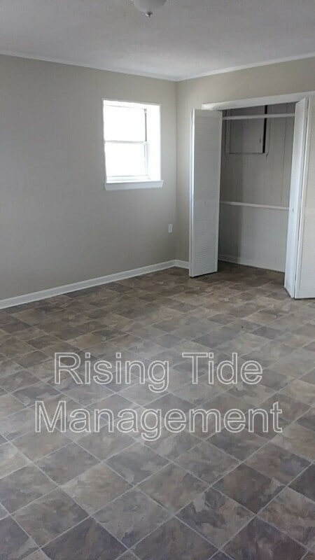 Building Photo - 1006 N Mountain Dr