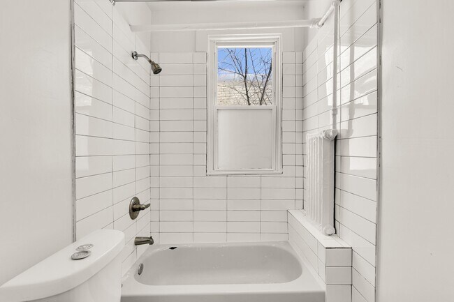 Building Photo - 810 Otis Pl NW