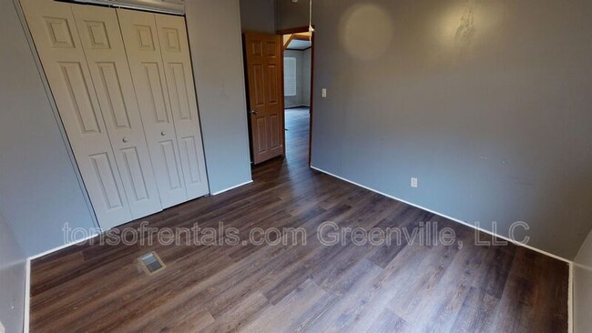 Building Photo - 509 Greywood Dr
