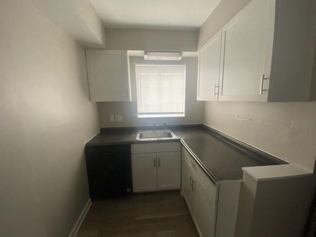 Building Photo - 1 Bedroom on S High St