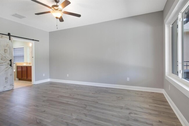 Building Photo - 6827 Park Strand Dr