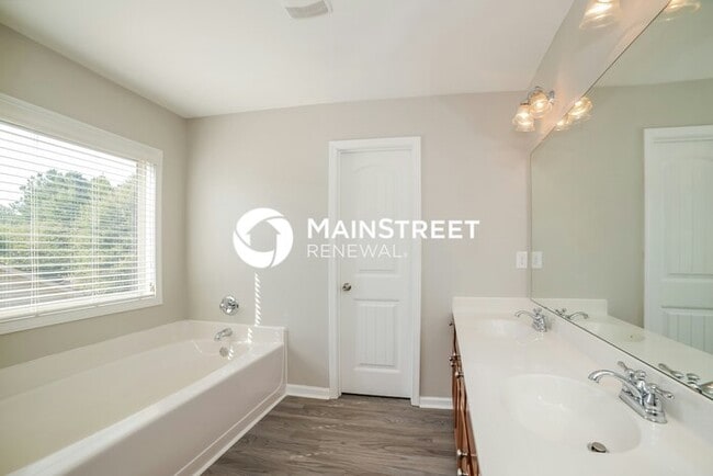 Building Photo - 4 Bedroom Pet-Friendly Home in Union City, GA with Main Street Renewal