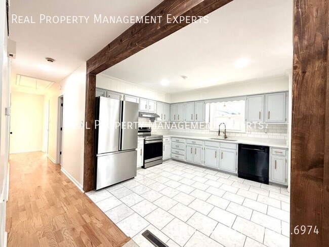 Building Photo - 10109 Windrift Rd