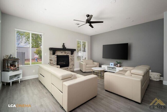 Building Photo - Luxury Living in Windermere Seven Oaks: Modern 5 Bed, 3 Bath Home with Pool, Solar, and Gated Nei...