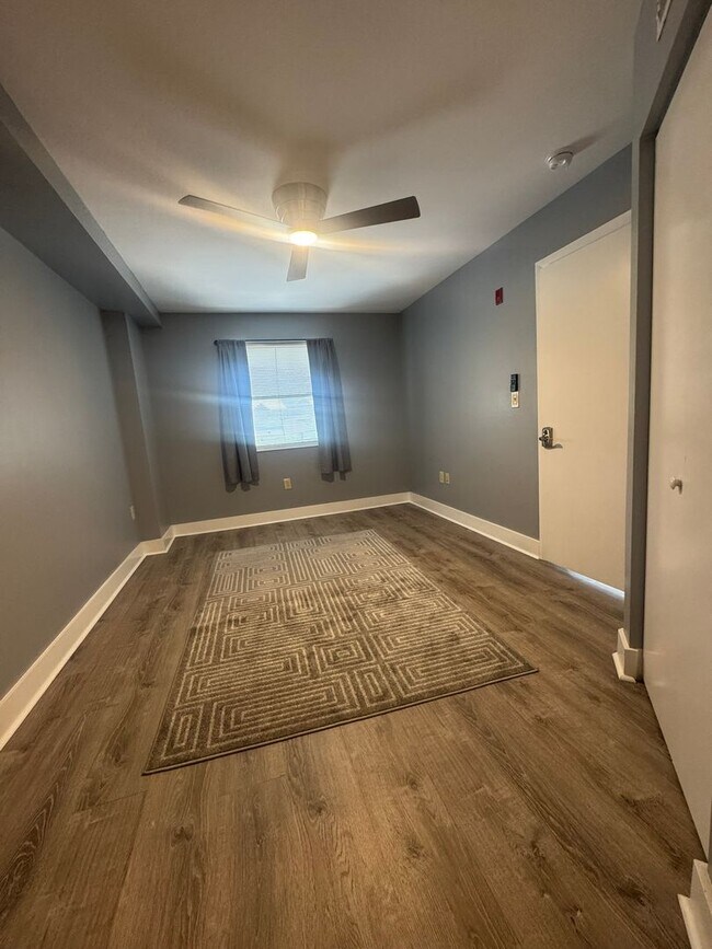 Building Photo - Lake Plaza: Available for EARLY MOVE-IN as...
