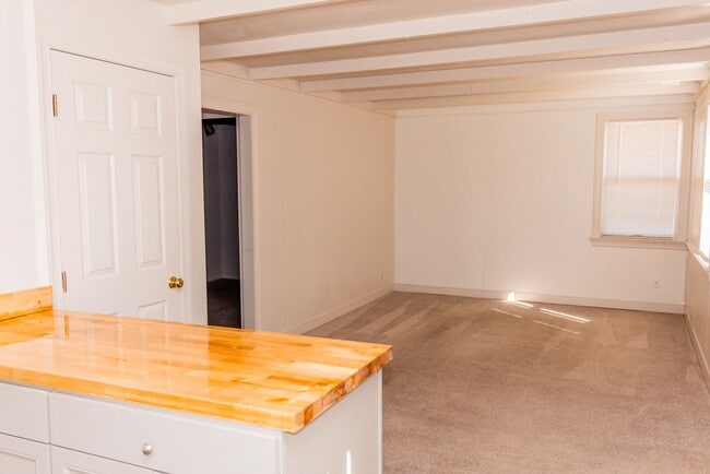 Building Photo - Located Near Regency Mall- A MUST See!