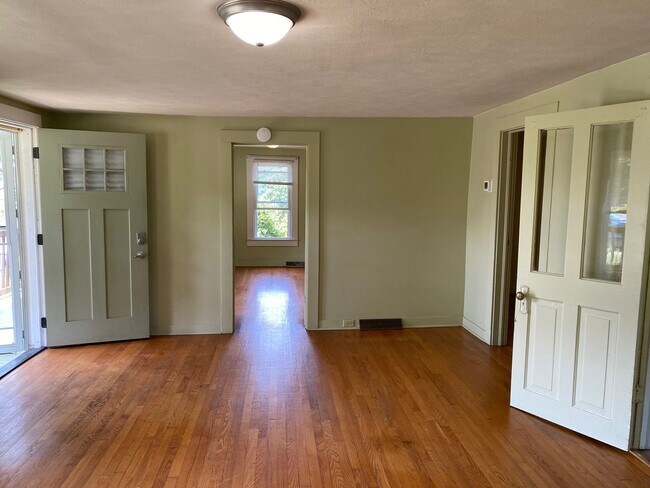 Building Photo - Woodfin - 1920's Cottage