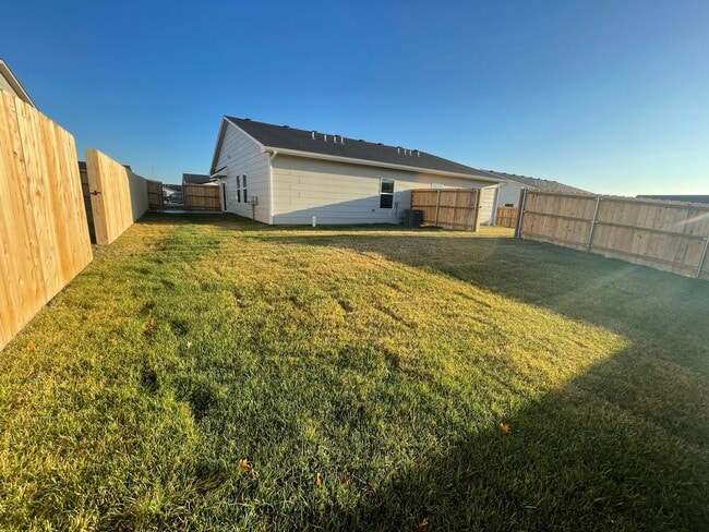 Building Photo - 1823/25 Hickory Creek