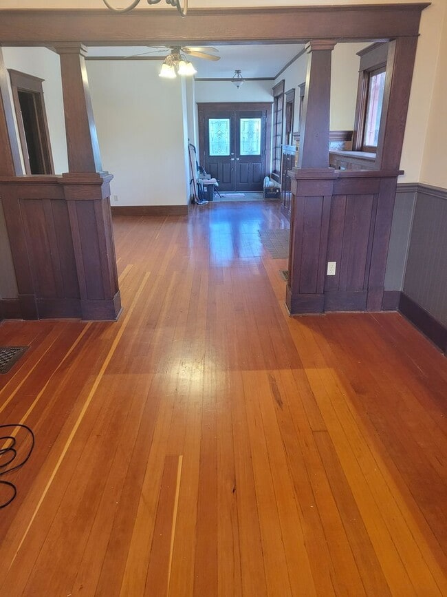 Building Photo - 3 bedroom 2 bath