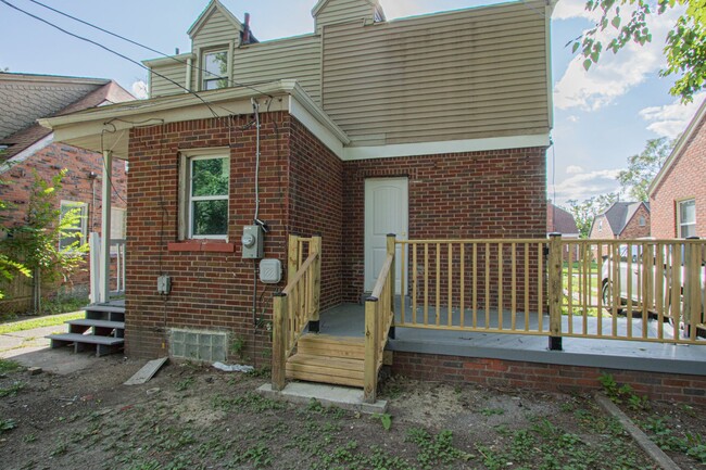 Building Photo - 3 bedroom renovated colonial