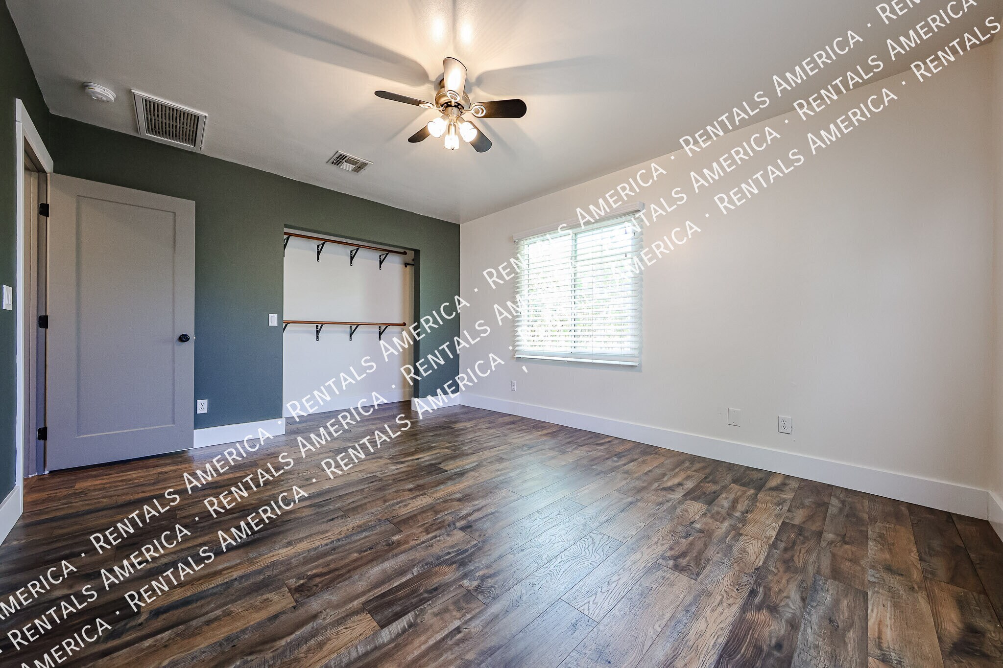 Building Photo - 1310 W Glenrosa Ave