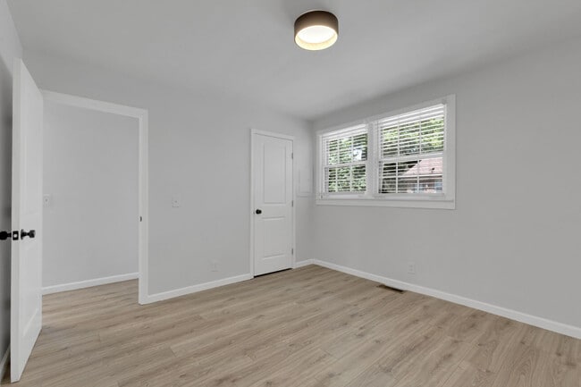 Building Photo - Renovated Duplex in Prime Walkable 12 South Location!