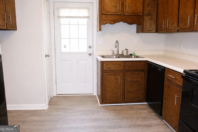 Building Photo - 1841 N Ridge Dr