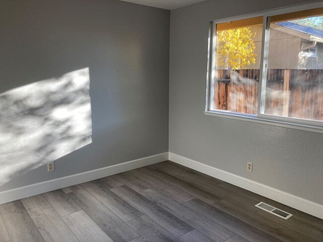 Building Photo - Cute 3 Bedroom Townhome close to UNR