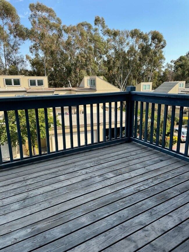 Building Photo - Terrific 3Br/2.5Ba Townhome in Scripp Ranch