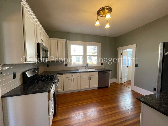Building Photo - Charming Downtown Bungalow
