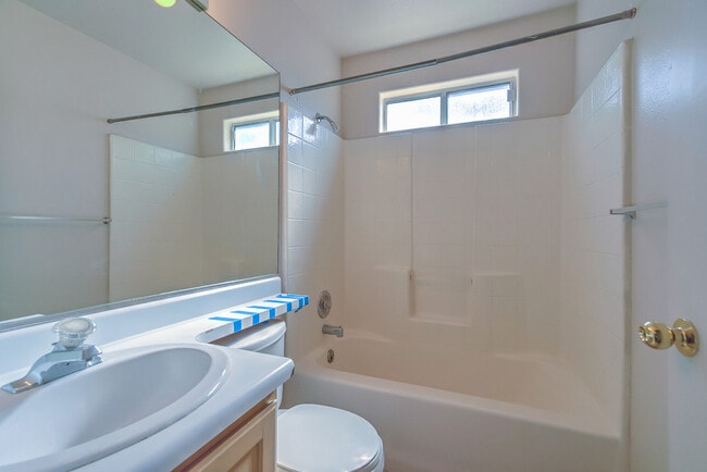 Building Photo - 3 Bedroom 2 bathroom home located near the...