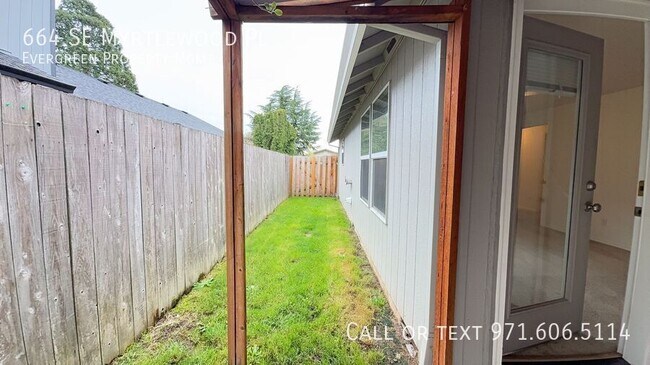 Building Photo - 664 SE Myrtlewood Pl