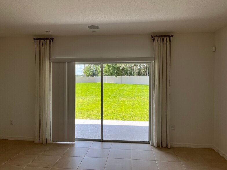 Building Photo - 2068 Rosewood Cir