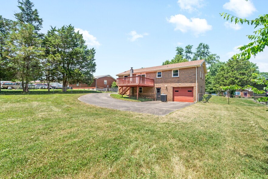 Building Photo - 208 Aster Dr