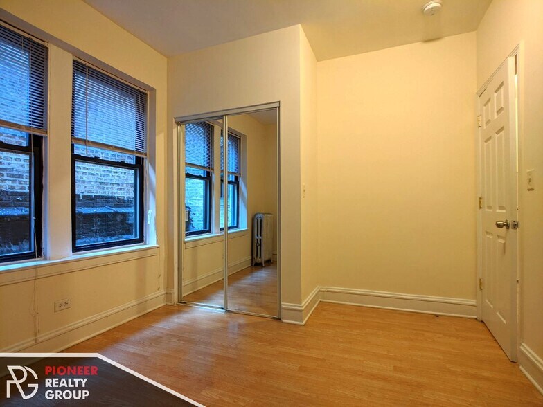 Building Photo - 4857 N Damen Ave