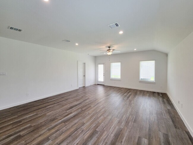 Building Photo - This stunning 4-bedroom, 2-bathroom Rosharon lease features modern upgrades, an open-concept layo...
