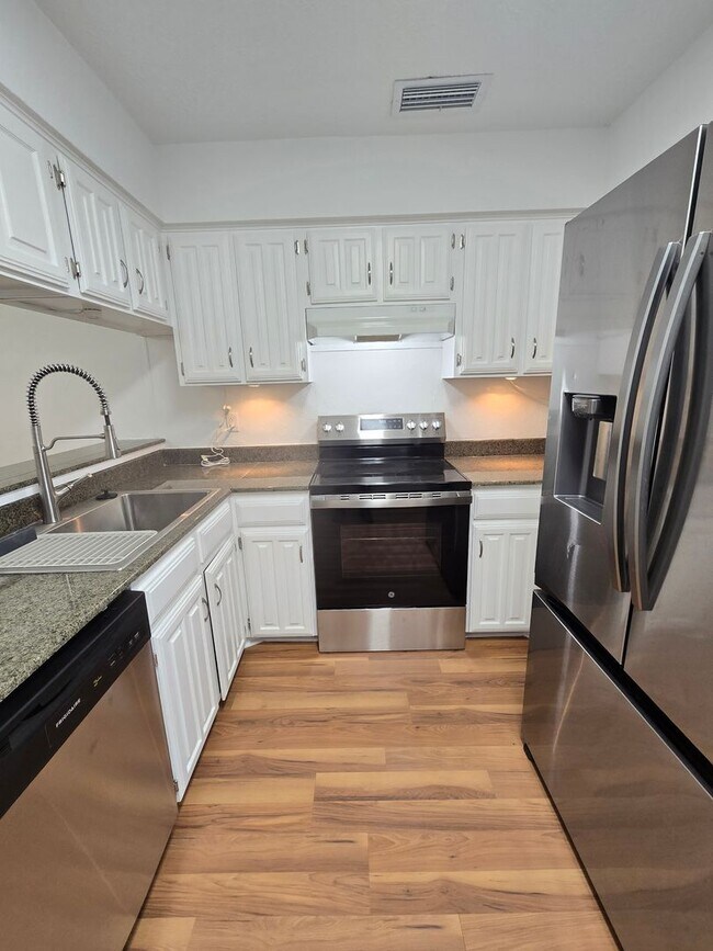 Building Photo - Updated Townhome Condo in Prime Location!