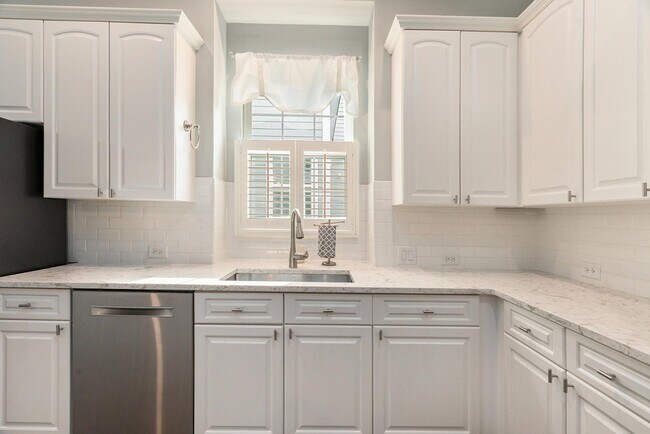 Building Photo - 200 N Ladd Ct