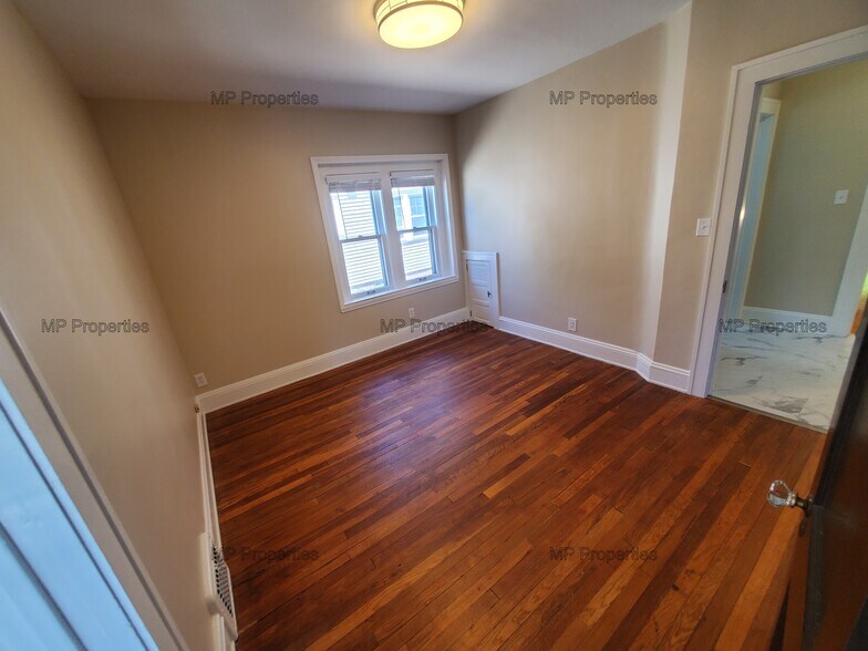 Building Photo - 1302 Hathaway Ave