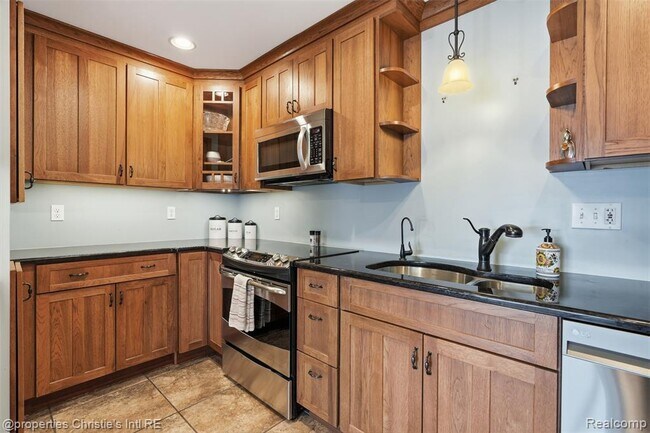 Building Photo - 2739 Lakeridge Ave