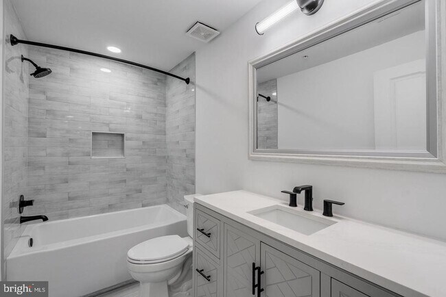 Building Photo - 4626 Brooks St NE