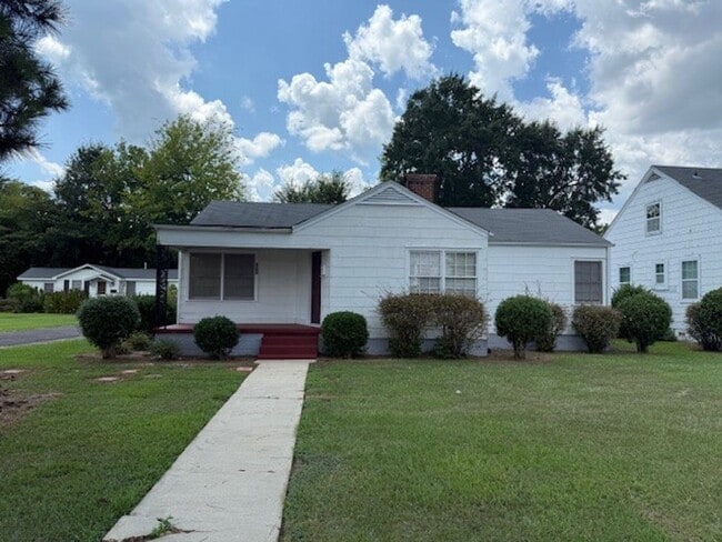 Primary Photo - Cute 3 Bed 1 Bath House! Available Now! Ca...