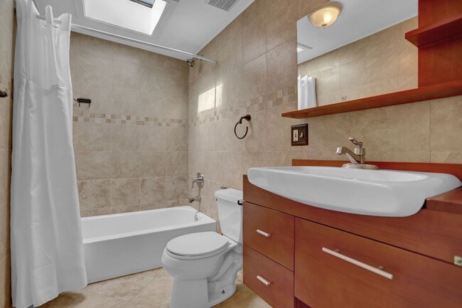 Building Photo - Chic City Living at 2308 E Fairmont Ave!