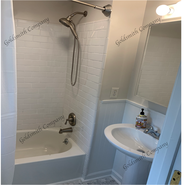 Building Photo - "Charming 2-Bedroom with Granite Touches in Greenville!"