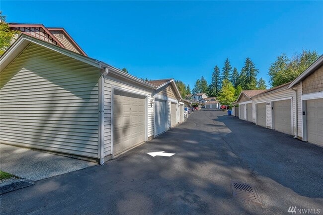 Building Photo - Beautifully Updated 2 Bedroom 2 Bath Sammamish Condo in Sundance at Klahanie!
