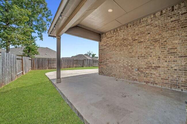 Building Photo - Welcome home to this beautifully maintaine...