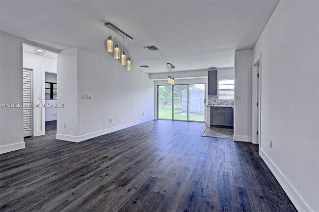 Building Photo - 372 W Dayton Cir