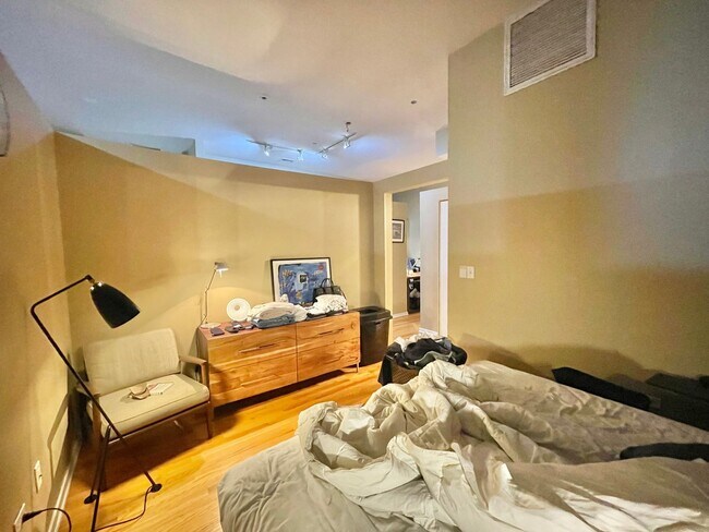 Building Photo - Beautiful 2BD/2BTH CONDO IN THE LOOP!