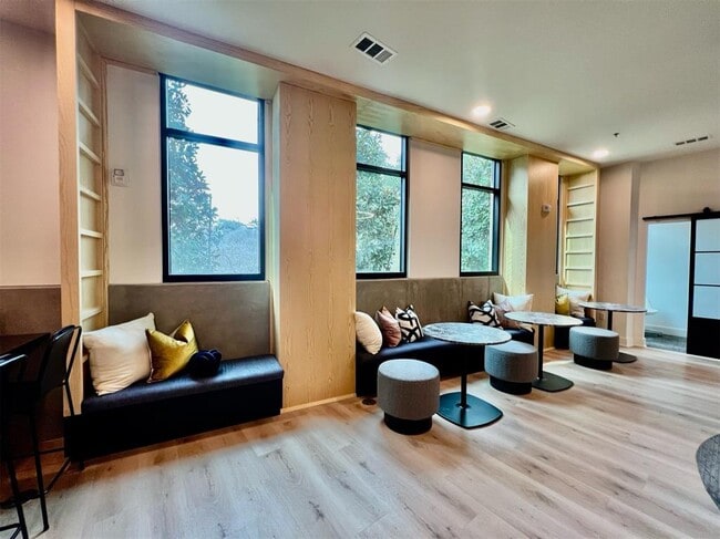 Building Photo - 2500 Longview St