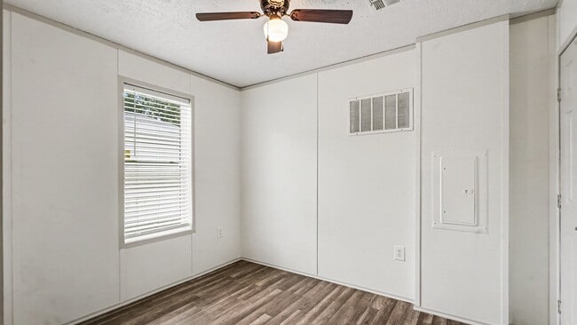 Building Photo - 25024 Twin Oaks Dr
