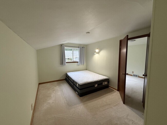 Building Photo - Extremely Spacious 3 bedroom Home Located in Edmonds